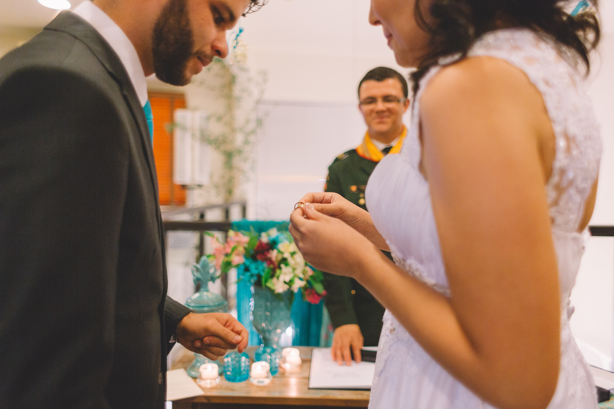 Noiva com as alianças na mão