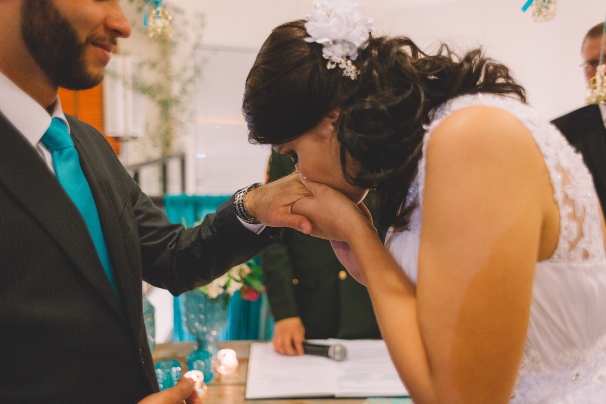 Noiva beijando a mão do noivo após colocar a aliança