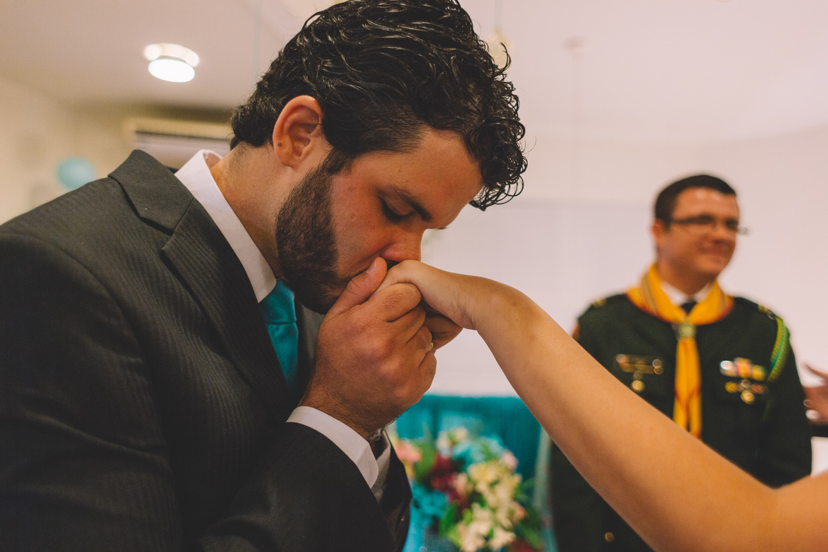 Noivo beijando a mão da noiva após colocar a aliança