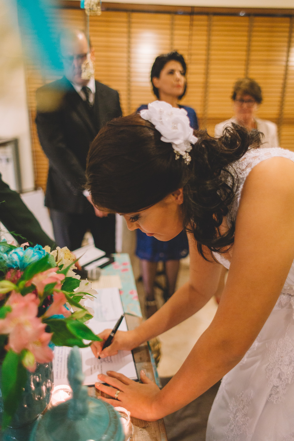 Noiva assinando um papel importante