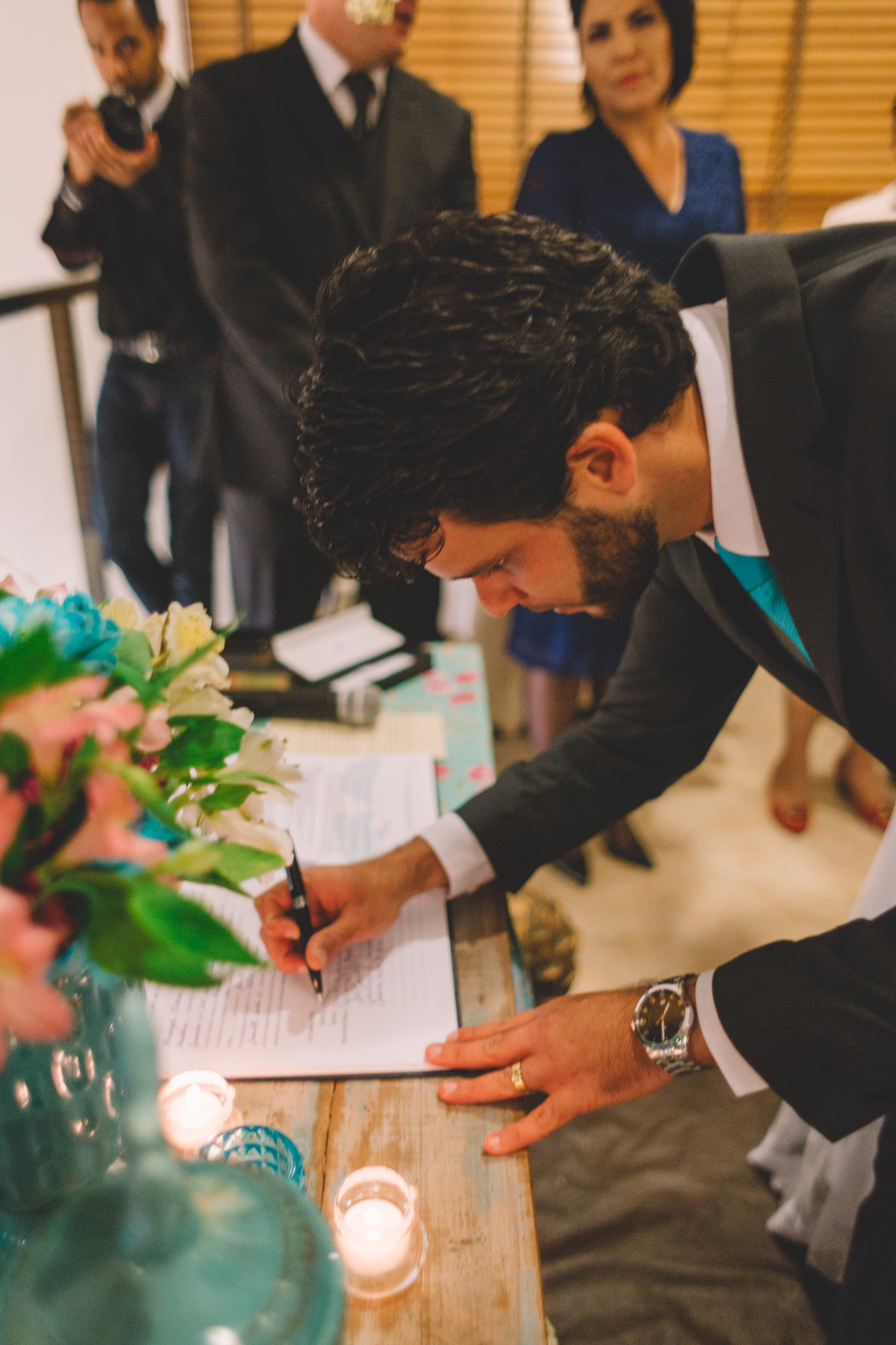 Noivo assinando um papel importante
