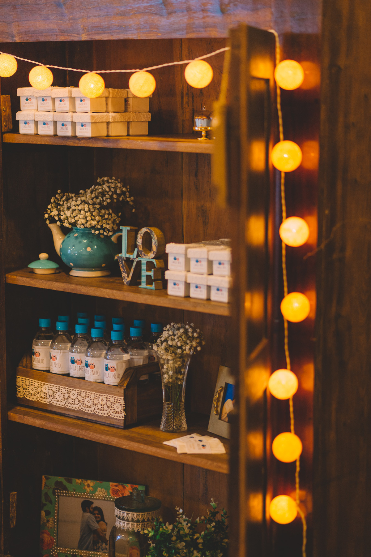 Armário com a decoração do casamento e as lembranças