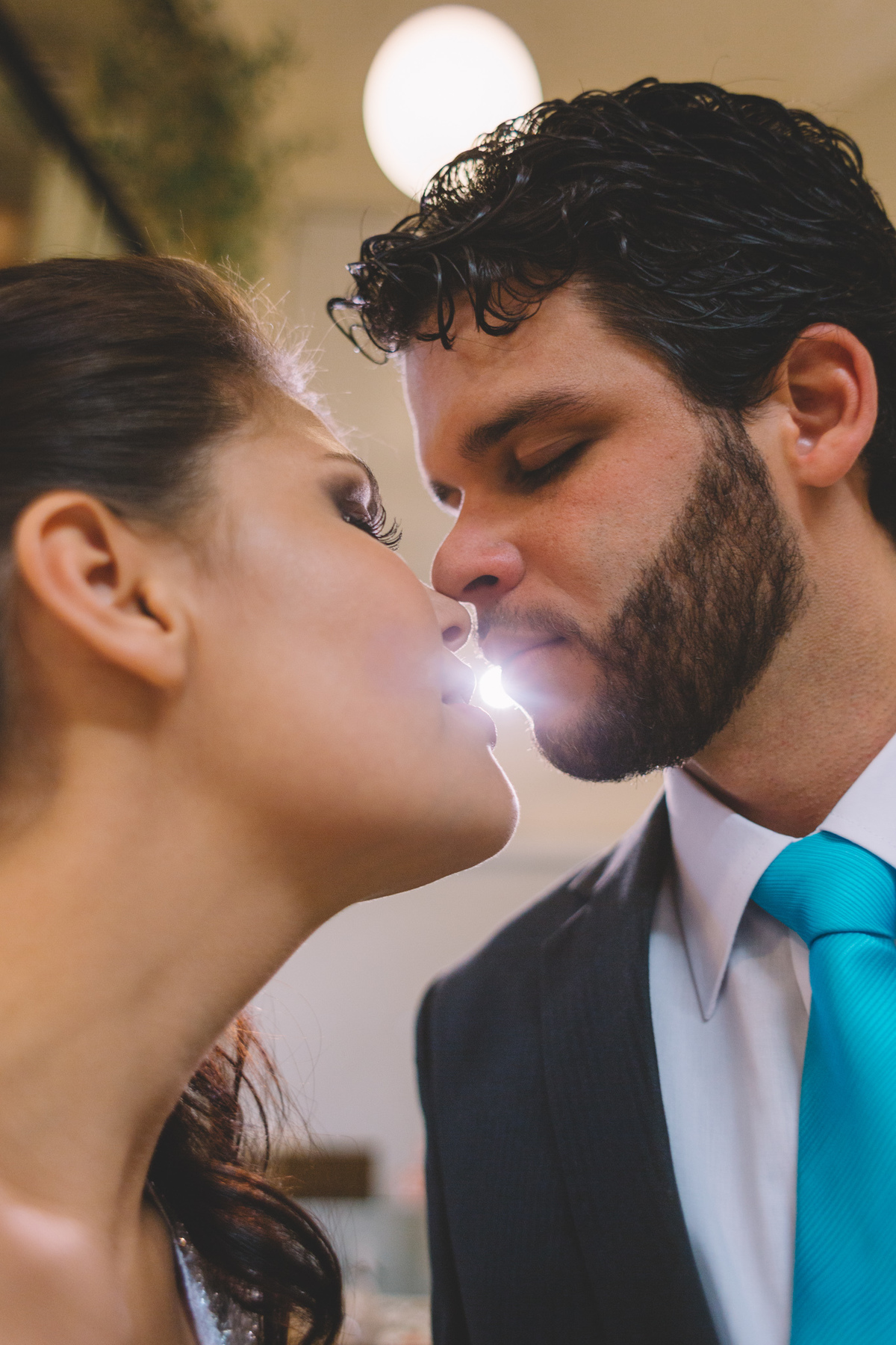 Foto próxima com o casal quase se beijando