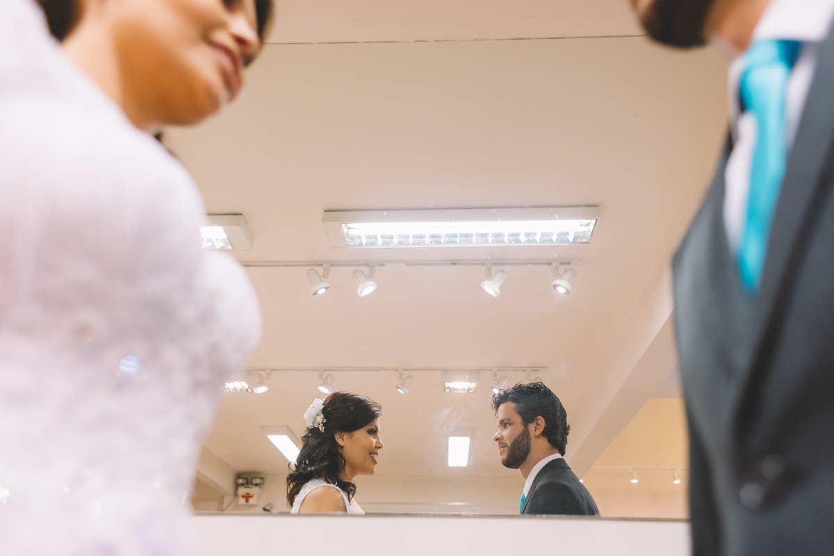 Noivos de frente um para o outro sorrindo