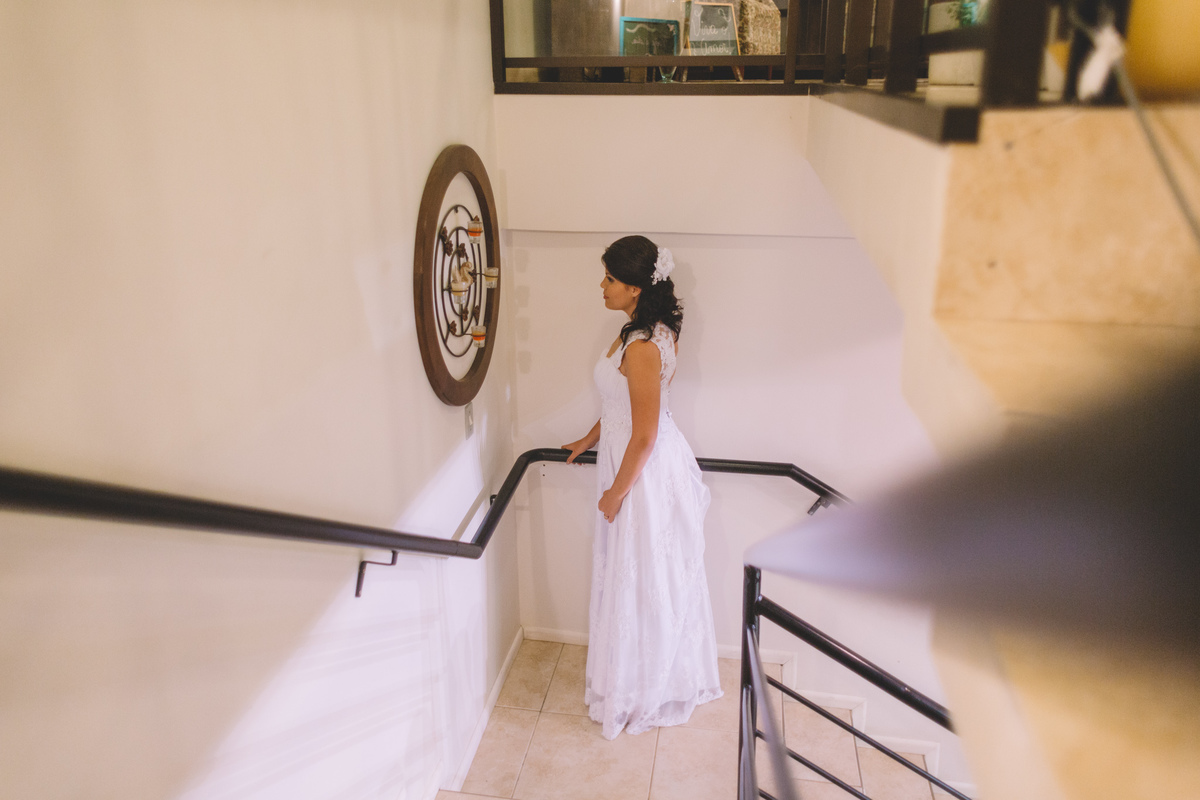 Noiva de perfil mostrando  todo o desenho do vestido