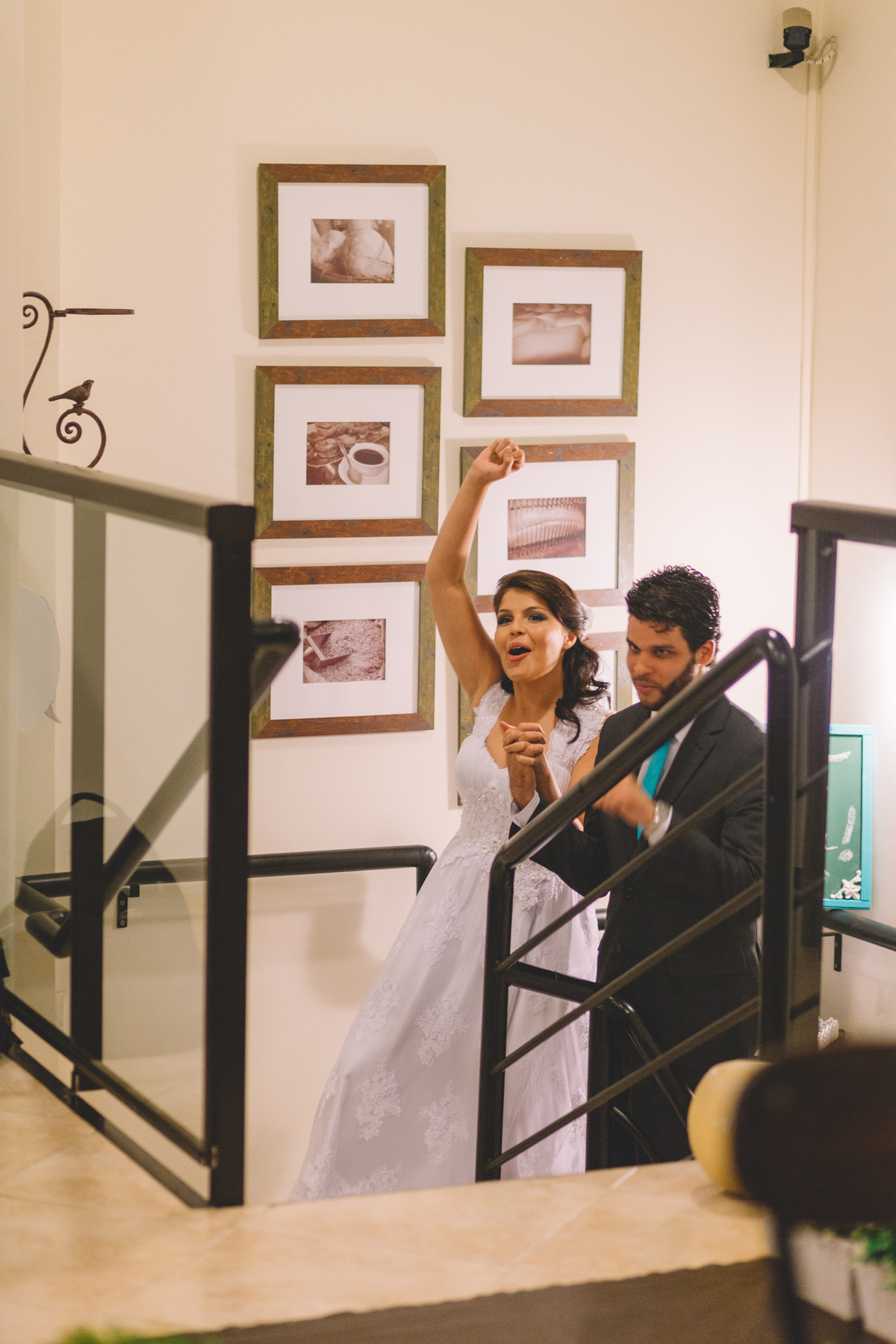 Casal comemorando e subindo as escadas