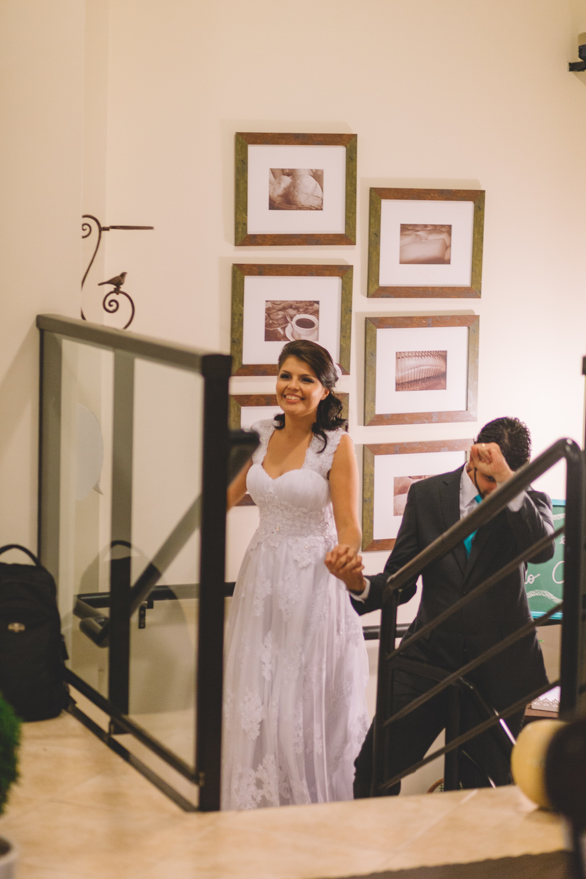 casal feliz após cerimonia de casamento