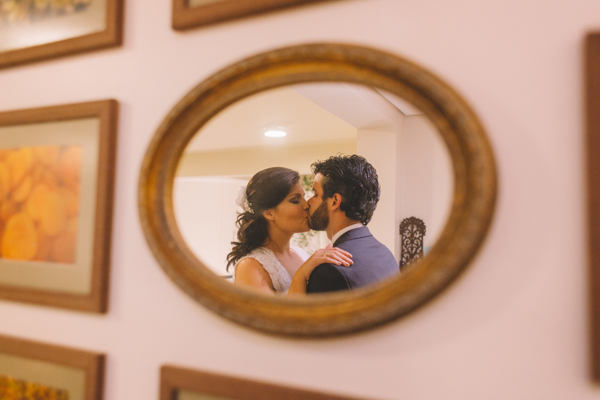 Noivos de beijando no reflexo do espelho