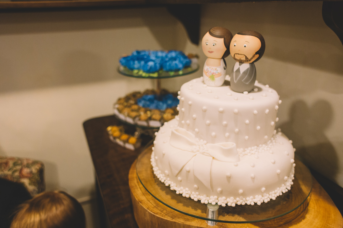 Bolo de casamento com os noivinhos no topo