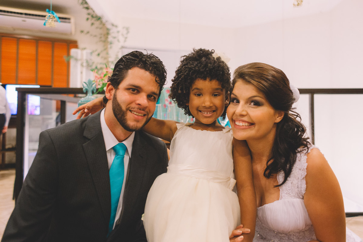 noivo e a noiva com a daminha