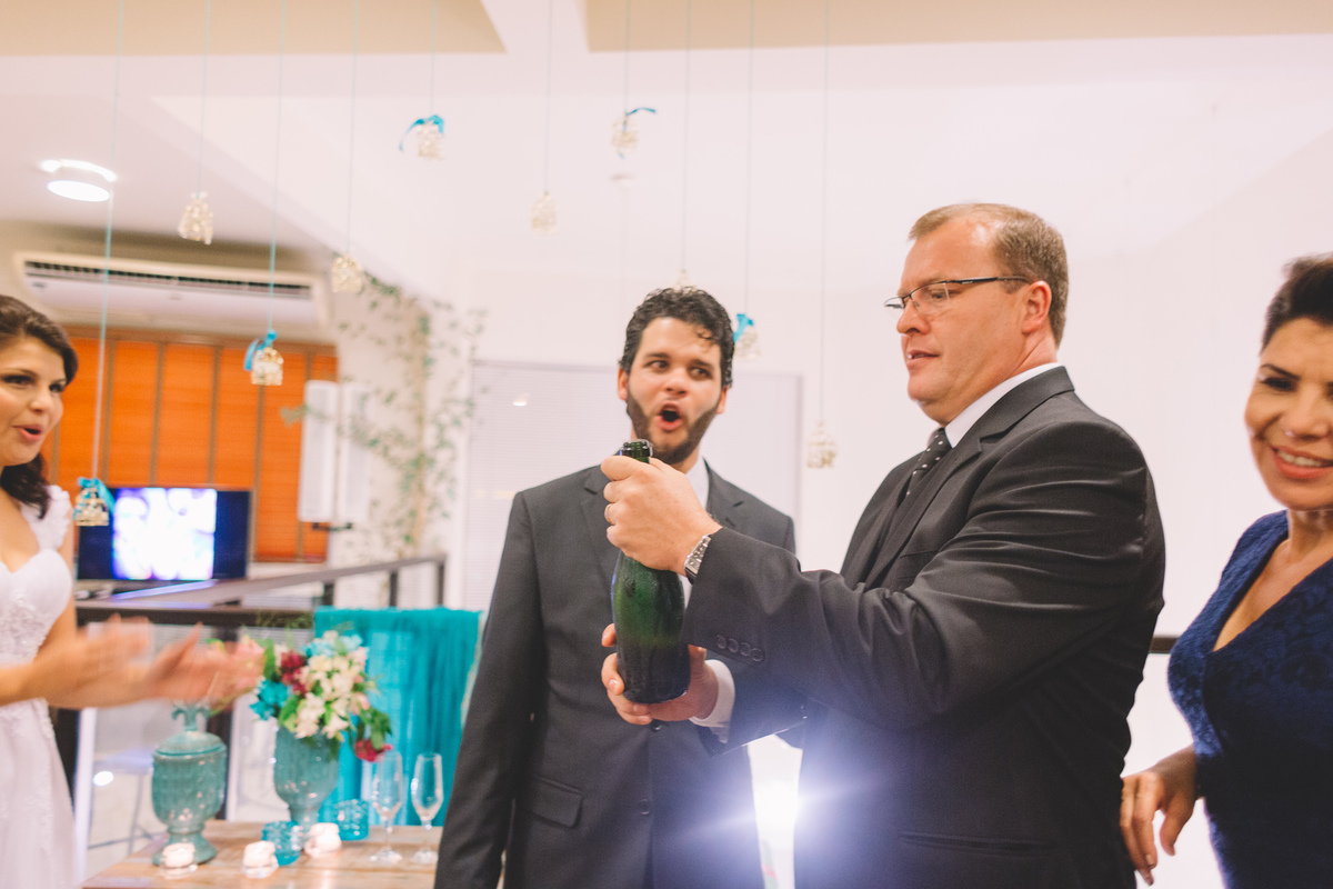 Pai da noiva abrindo o champagne