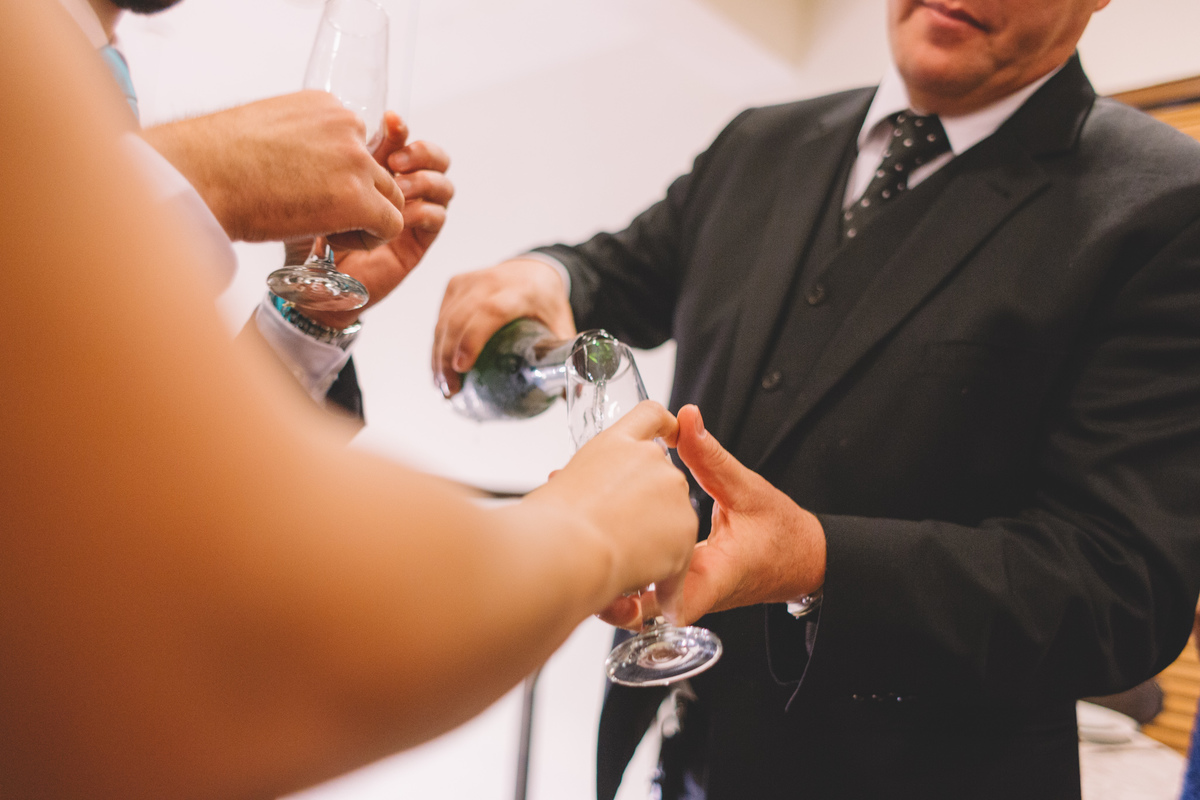 pai da noiva servindo o champagne na taça