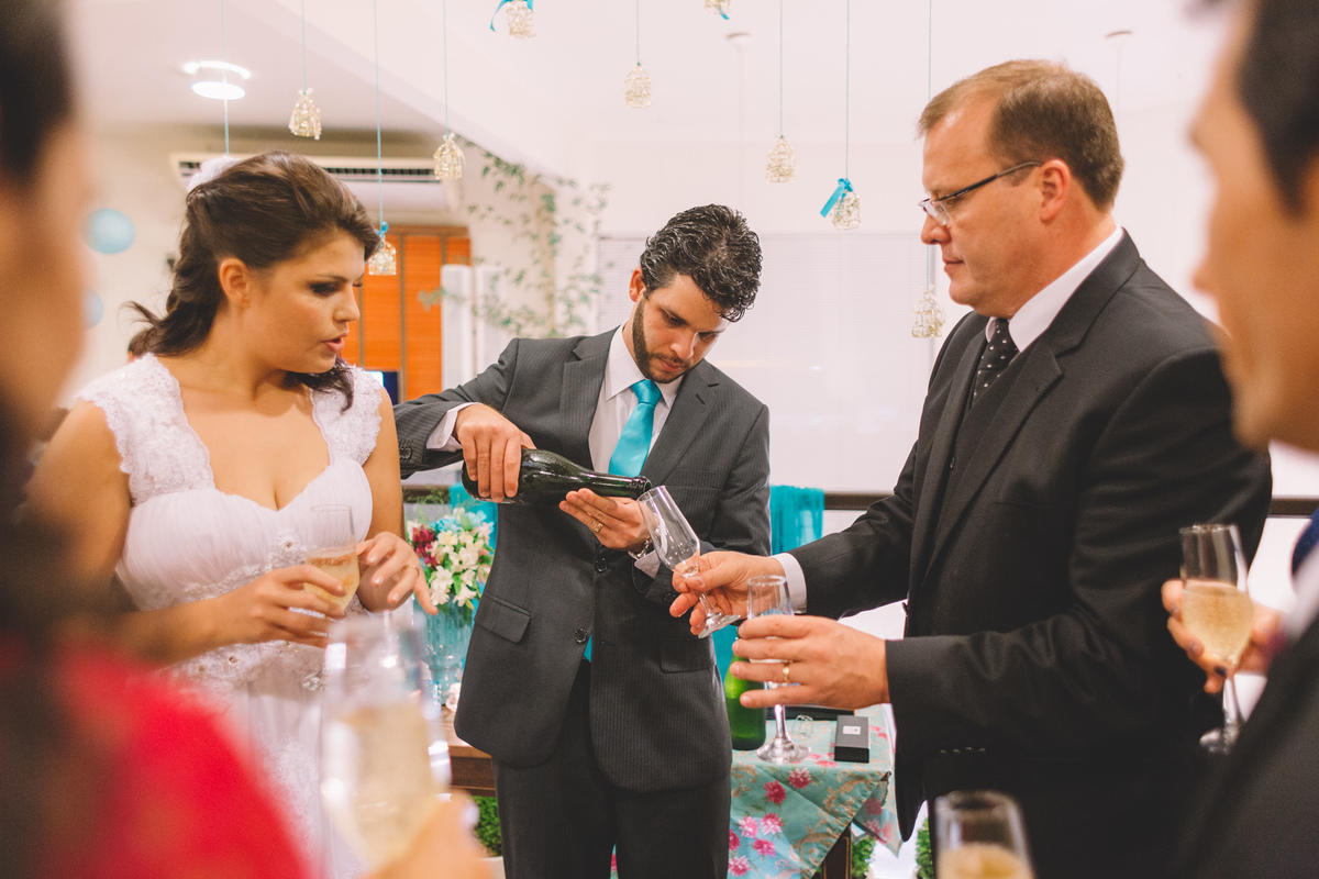 noivo servindo a familia para o brinde especial