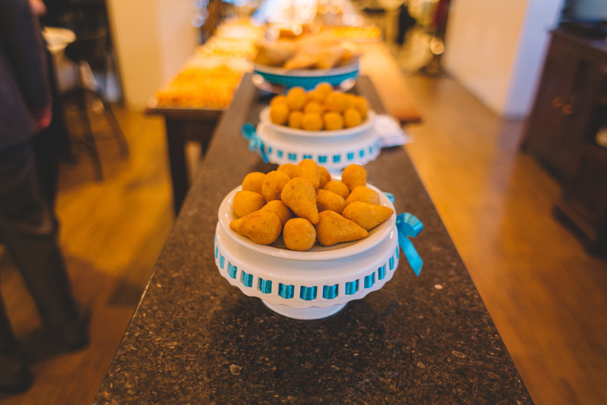 Salgadinhos deliciosos na mesa do Buffet do casamento
