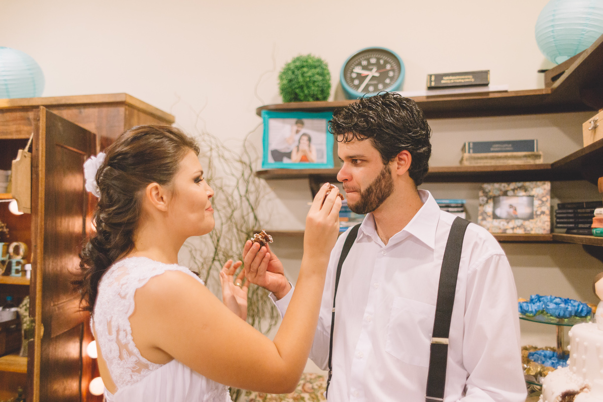 noiva e noiva experimentando o bolo
