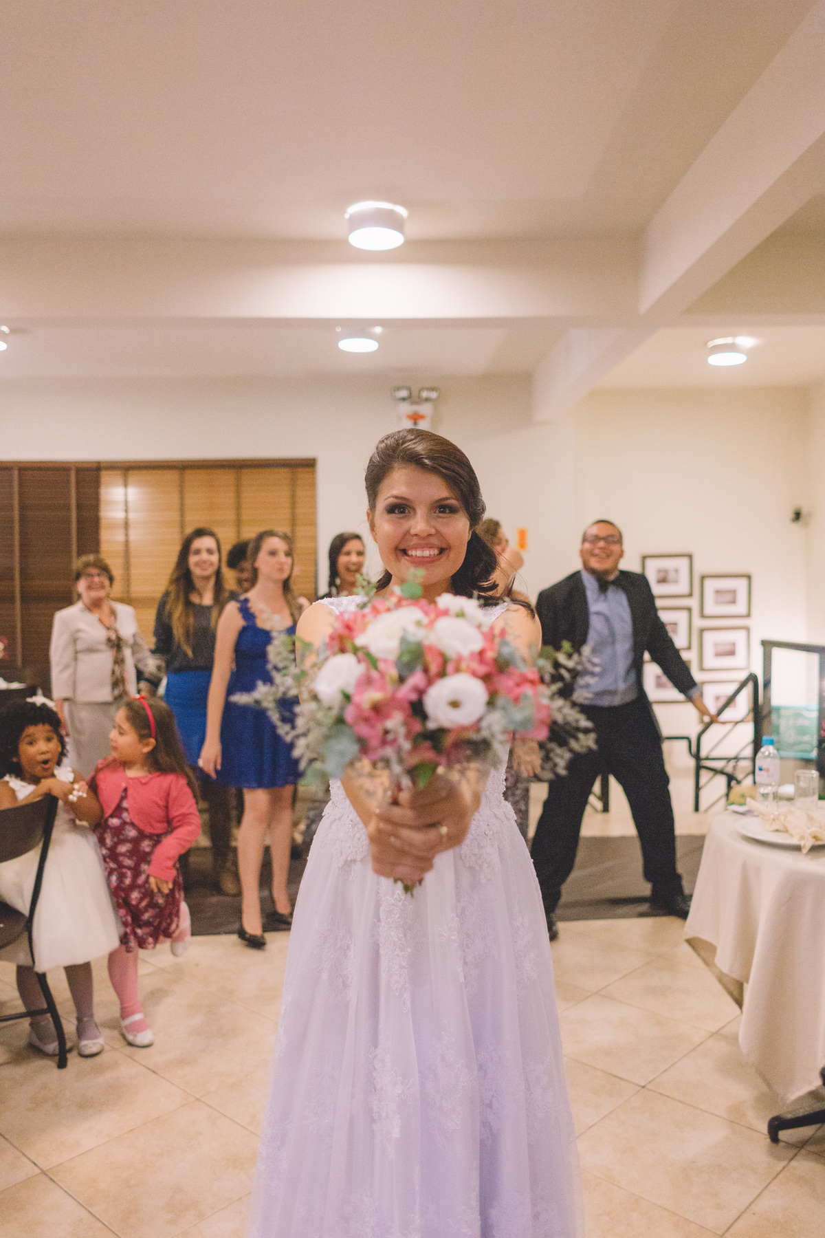 Noiva segurando o buquê do casamento