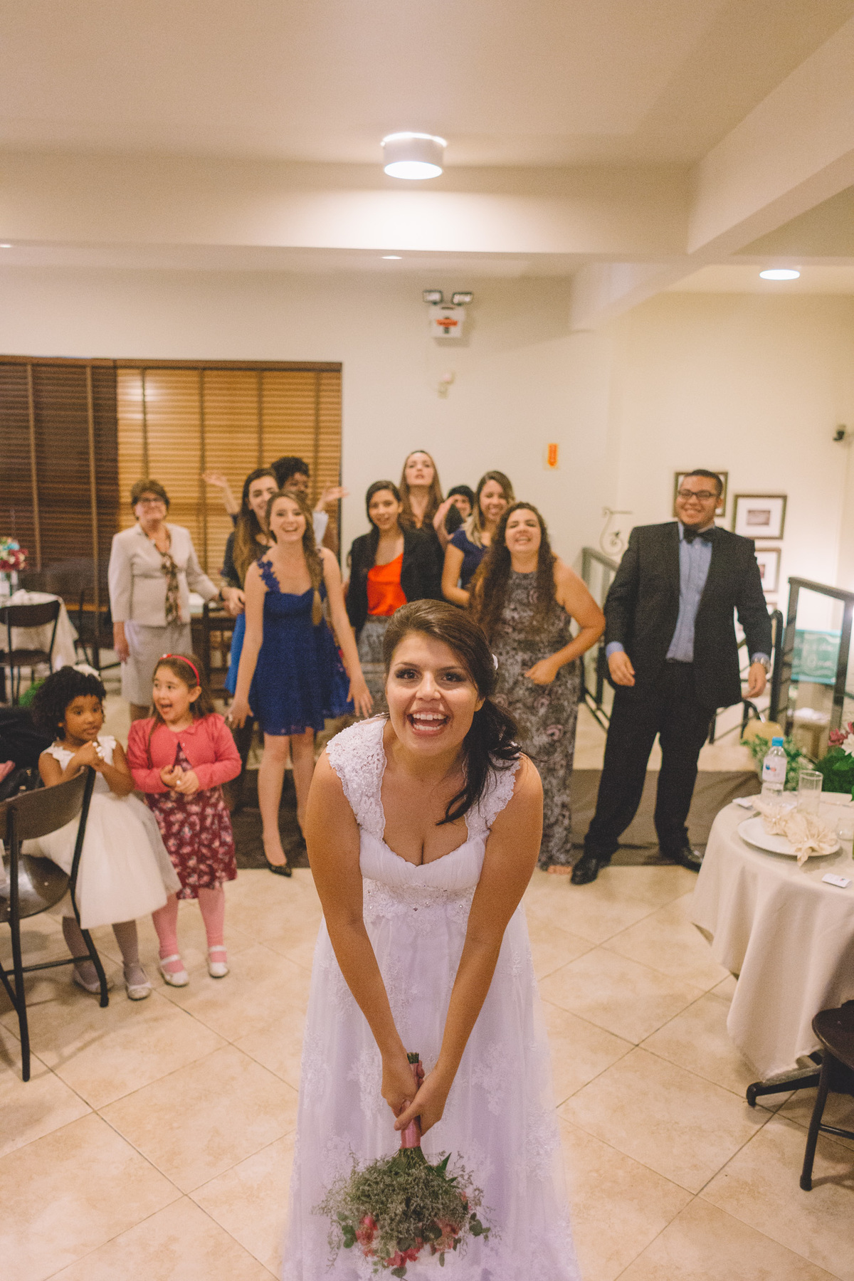 Noiva preparando para jogar o buquê