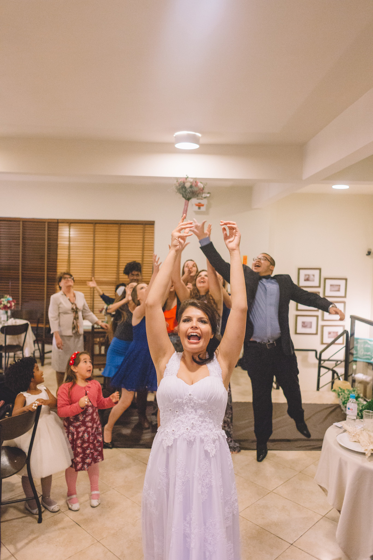 Noivo arremessou o buquê 