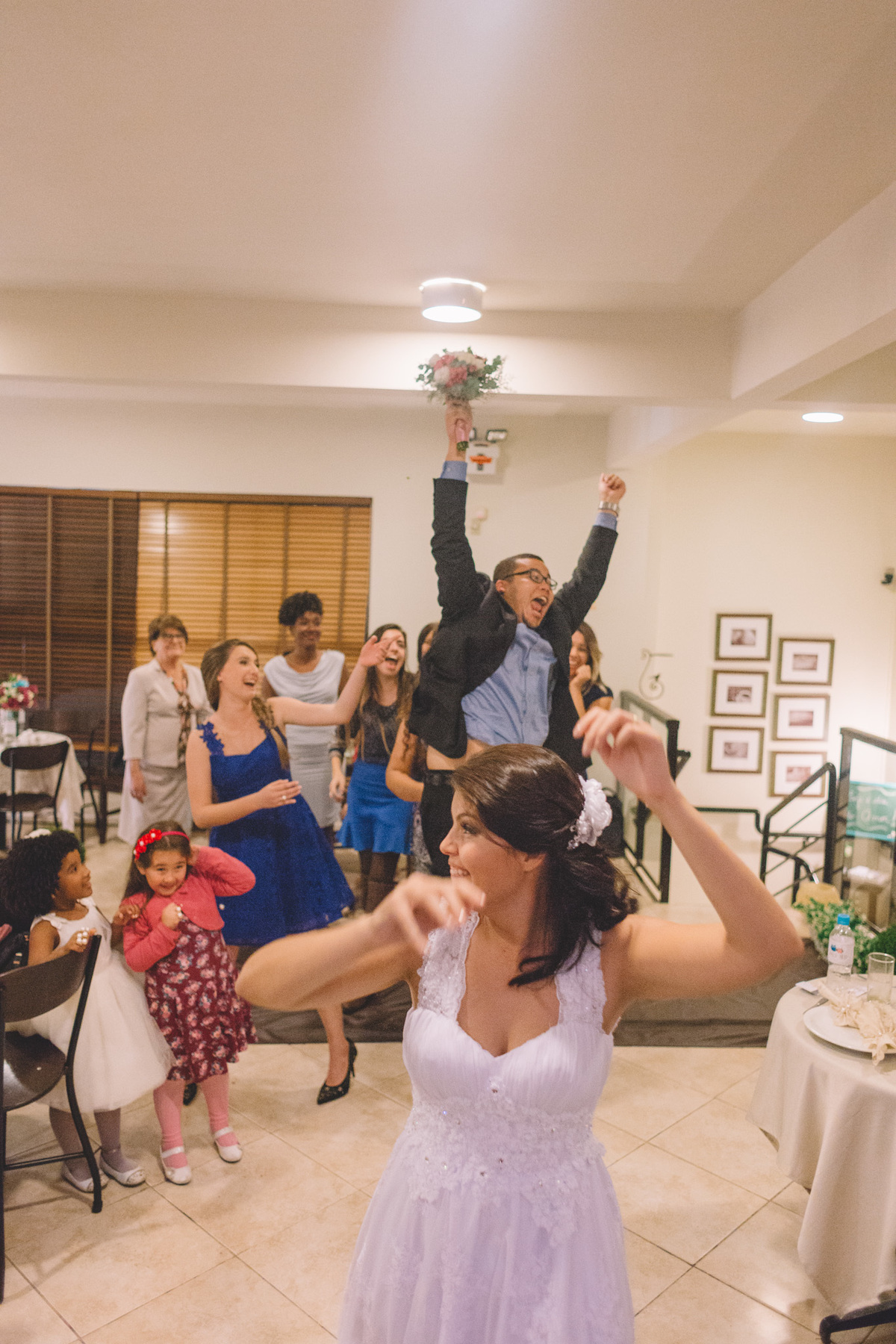 convidado amigo da noiva pega o buquê