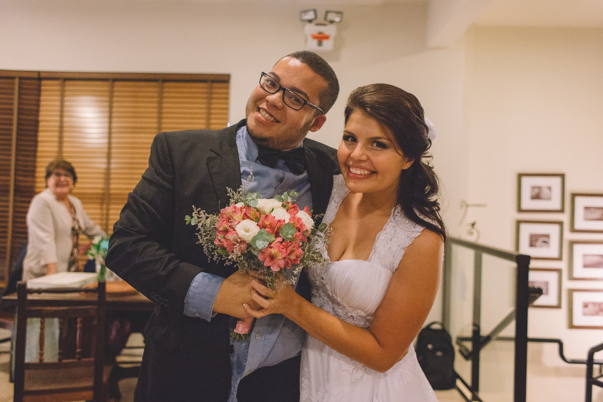 Amigo da noiva com o buquê ao lado dela