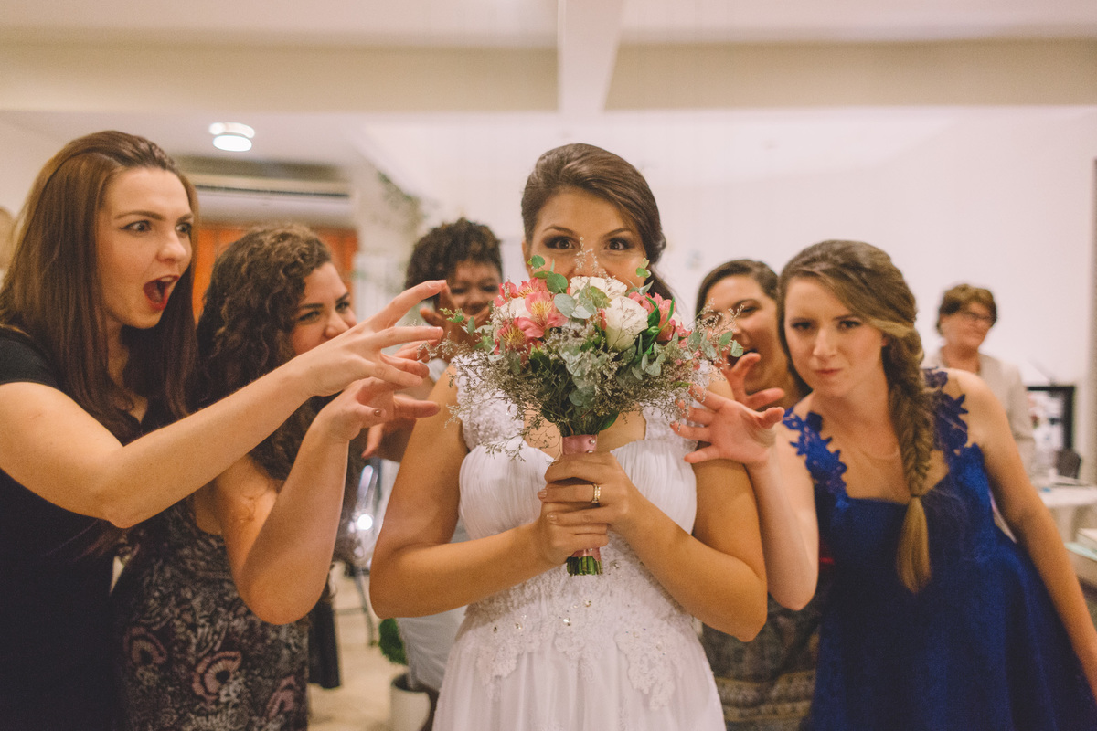 Amigas da noiva querendo roubar o buquê
