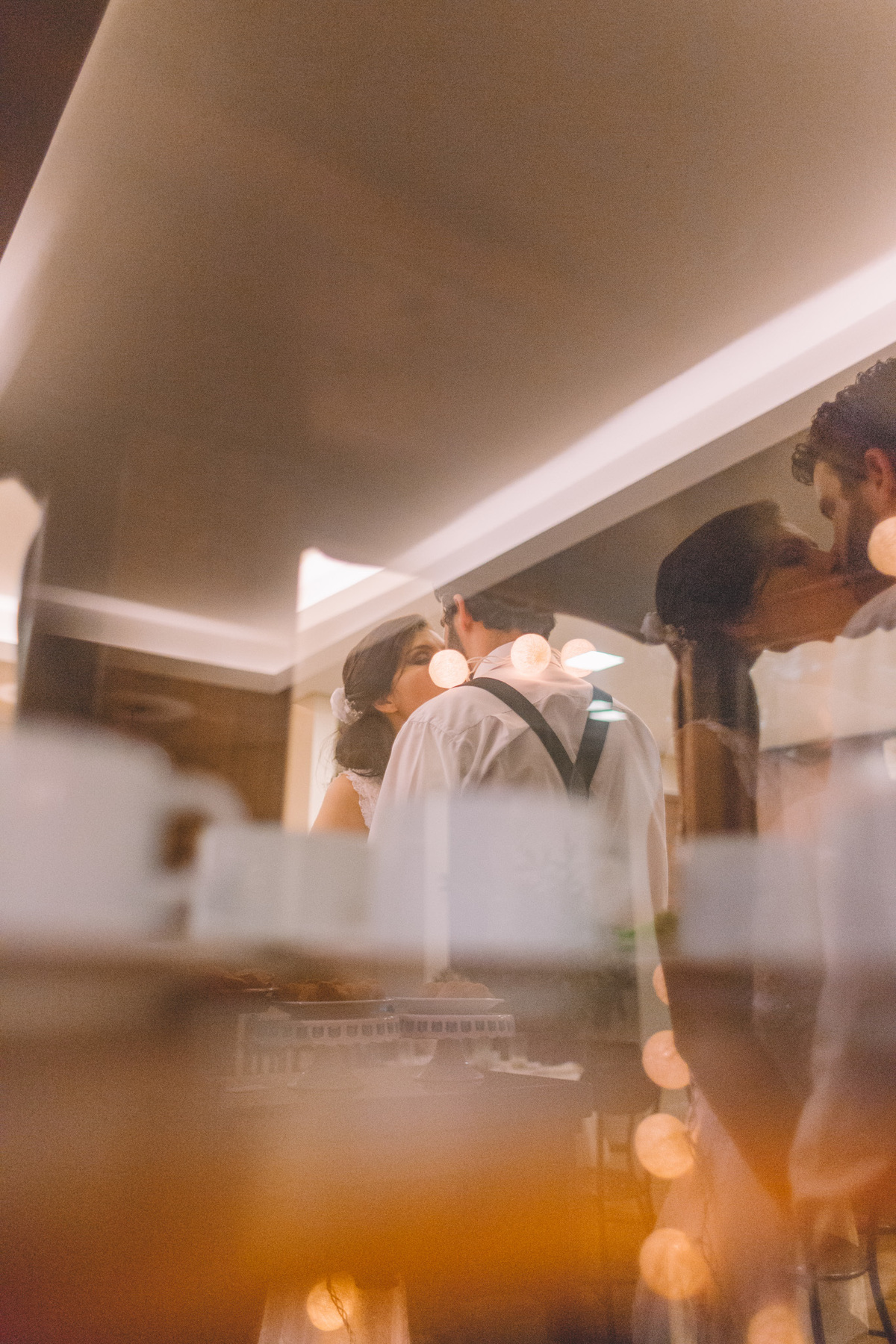 Casal se beijando refletidos no espelho