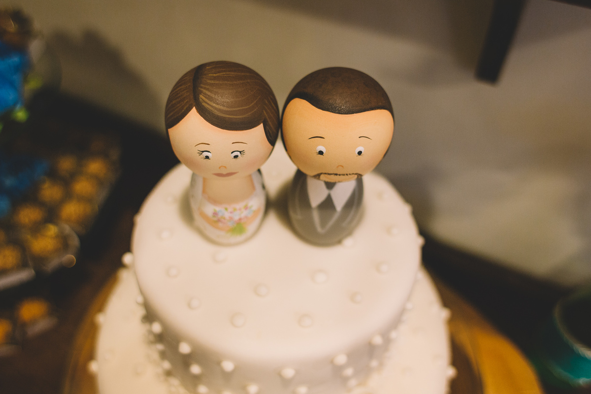 Casal de bonequinhos no topo do bolo de casamento