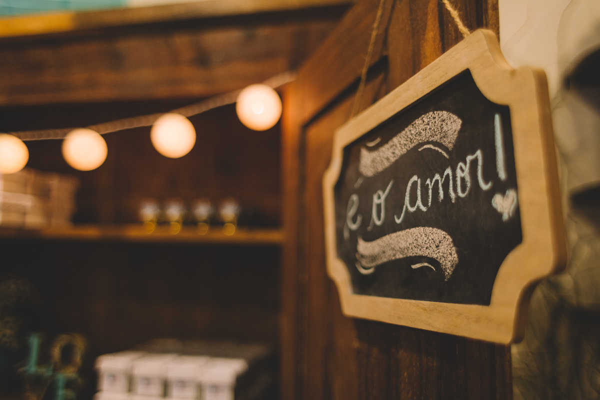 placa escrita com giz de cera É o amor