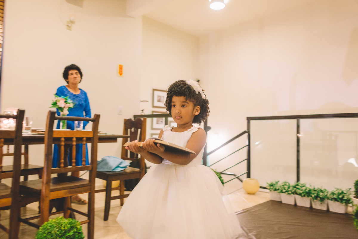 Daminha entrando  segurando a Bíblia