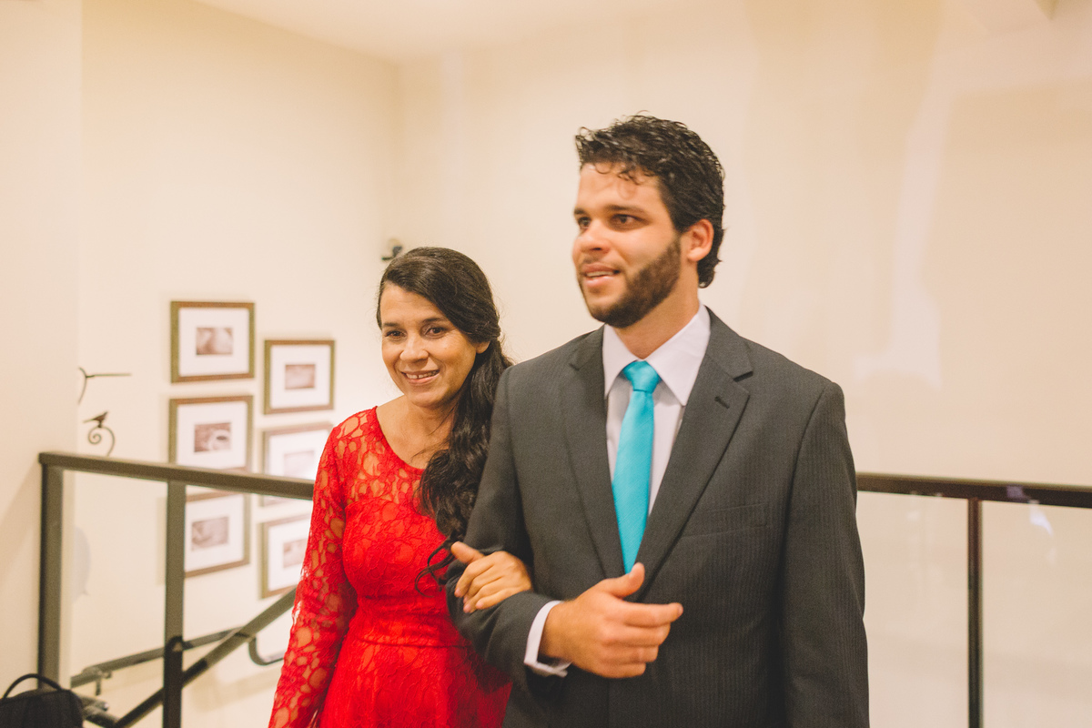 Entrada da mãe juntamente do noivo