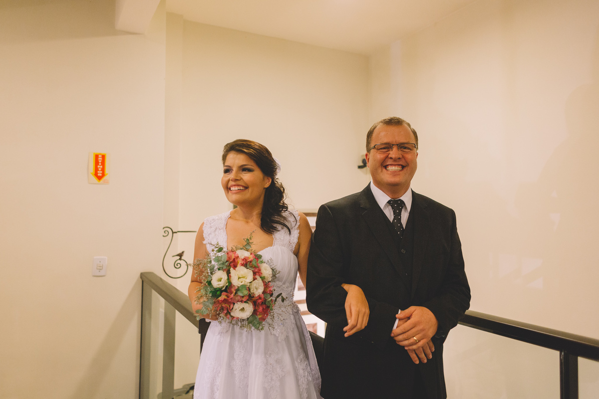 Entrada da noiva juntamente do pai