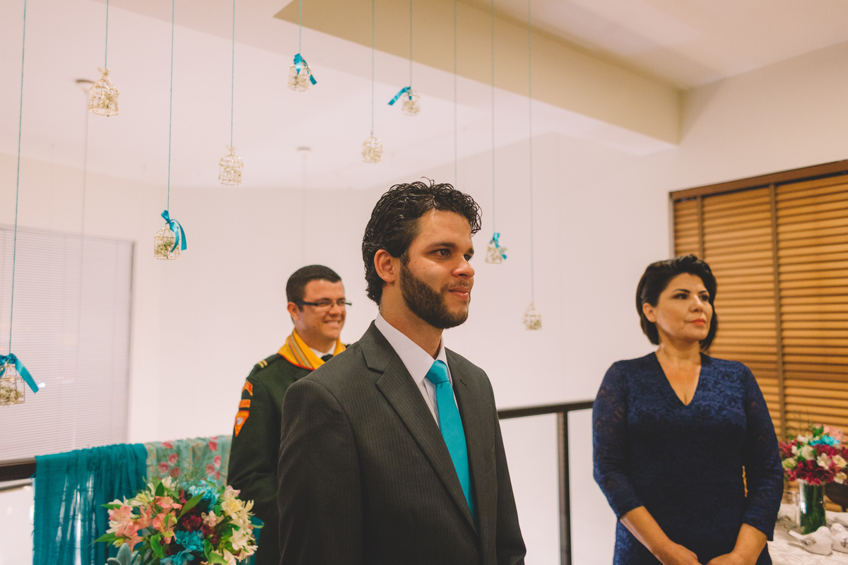 Noivo esperando ansioso a entrada da noiva