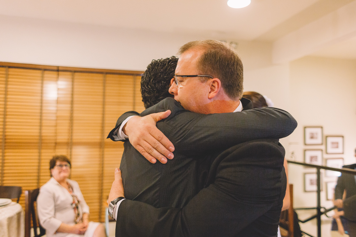 pai da noiva abraçando o noivo