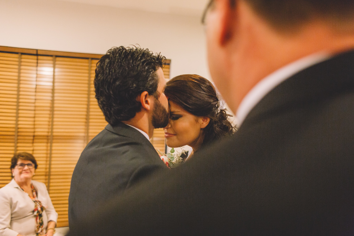 noivo cumprimentando a noiva com um beijo na testa