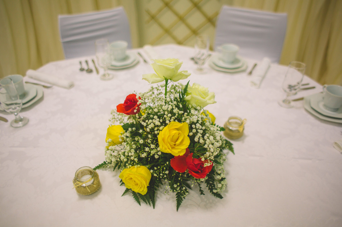 Arranjo de Flor na mesa de casamento