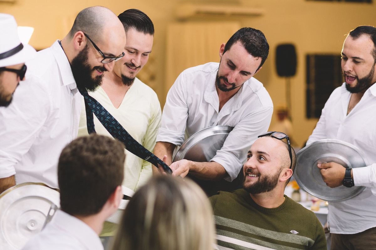 Cortando a gravata o noivo