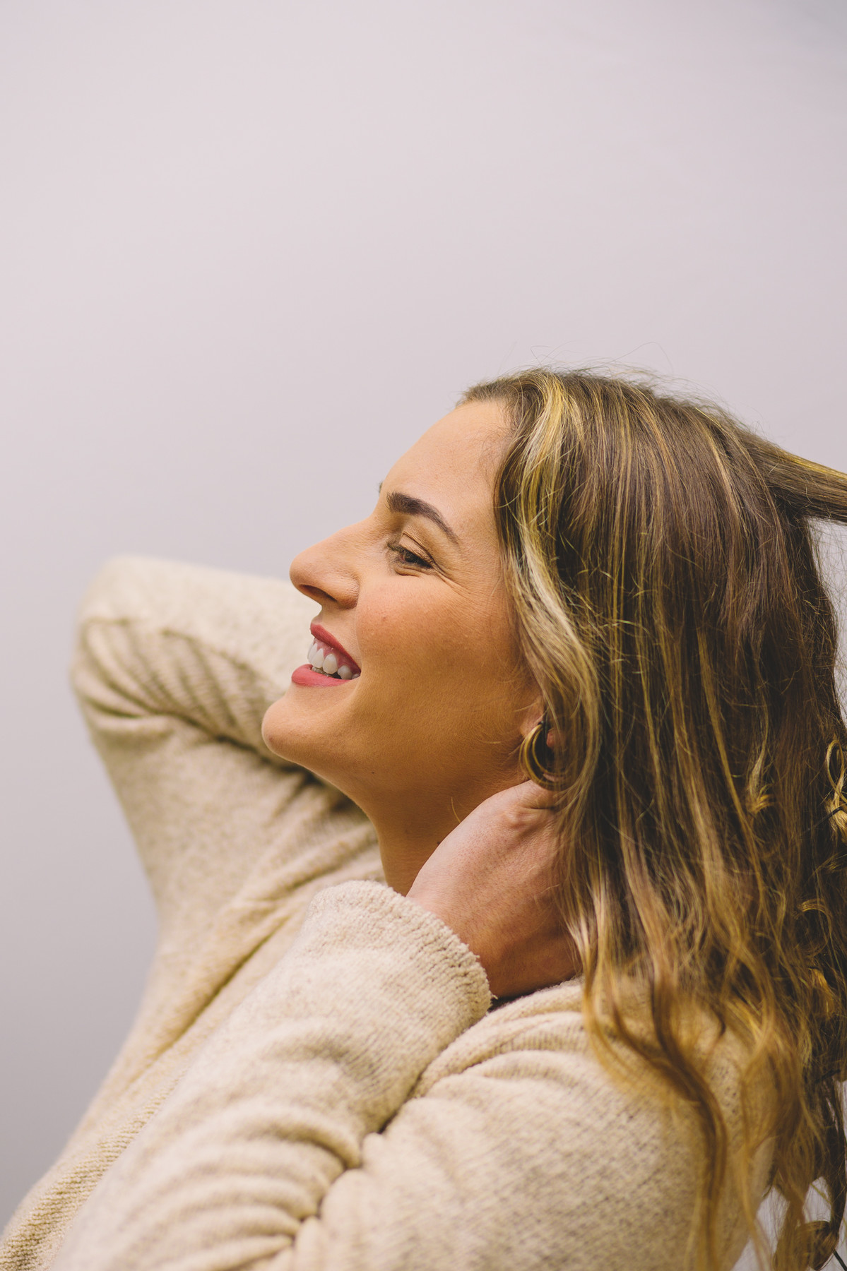Mulher arrumando o cabelo da noiva