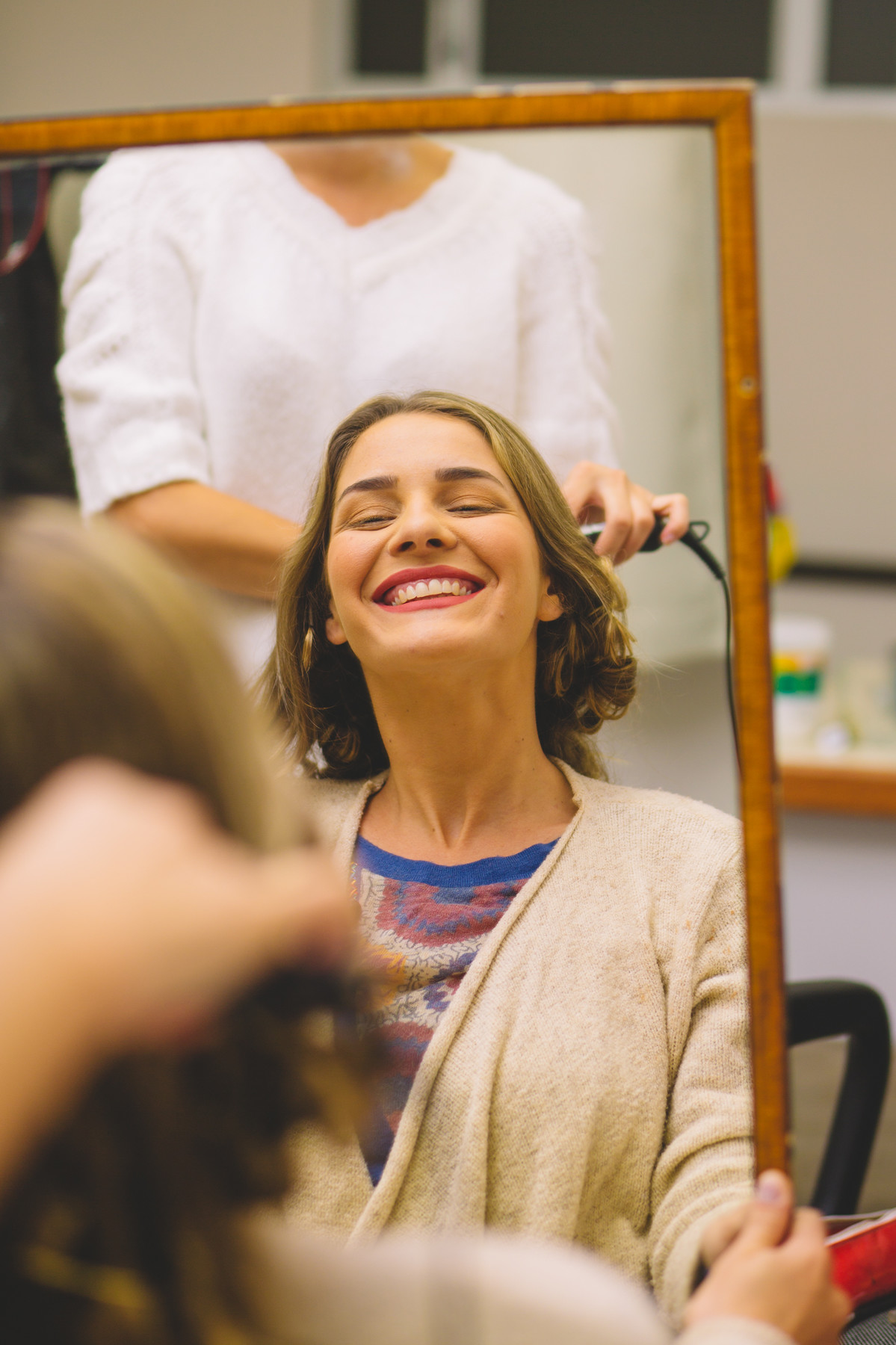 Amiga arrumando o cabelo da noiva