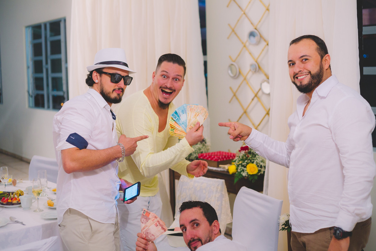 Convidados juntando o dinheiro