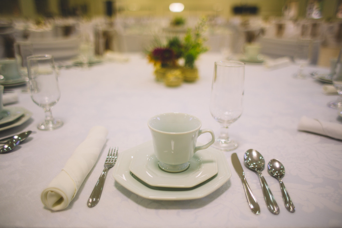 Mesa arrumada com talheres e pratos