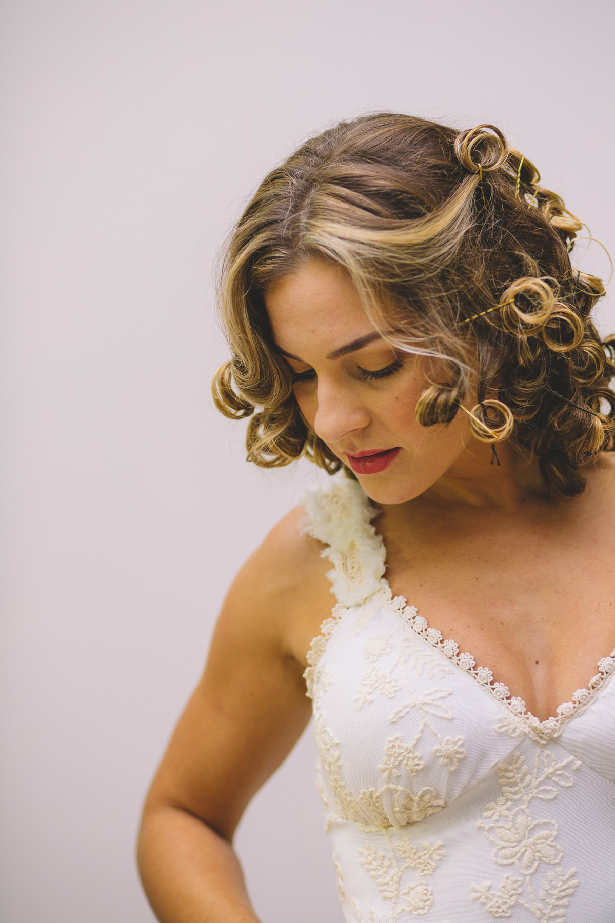 Noiva olhando o vestido