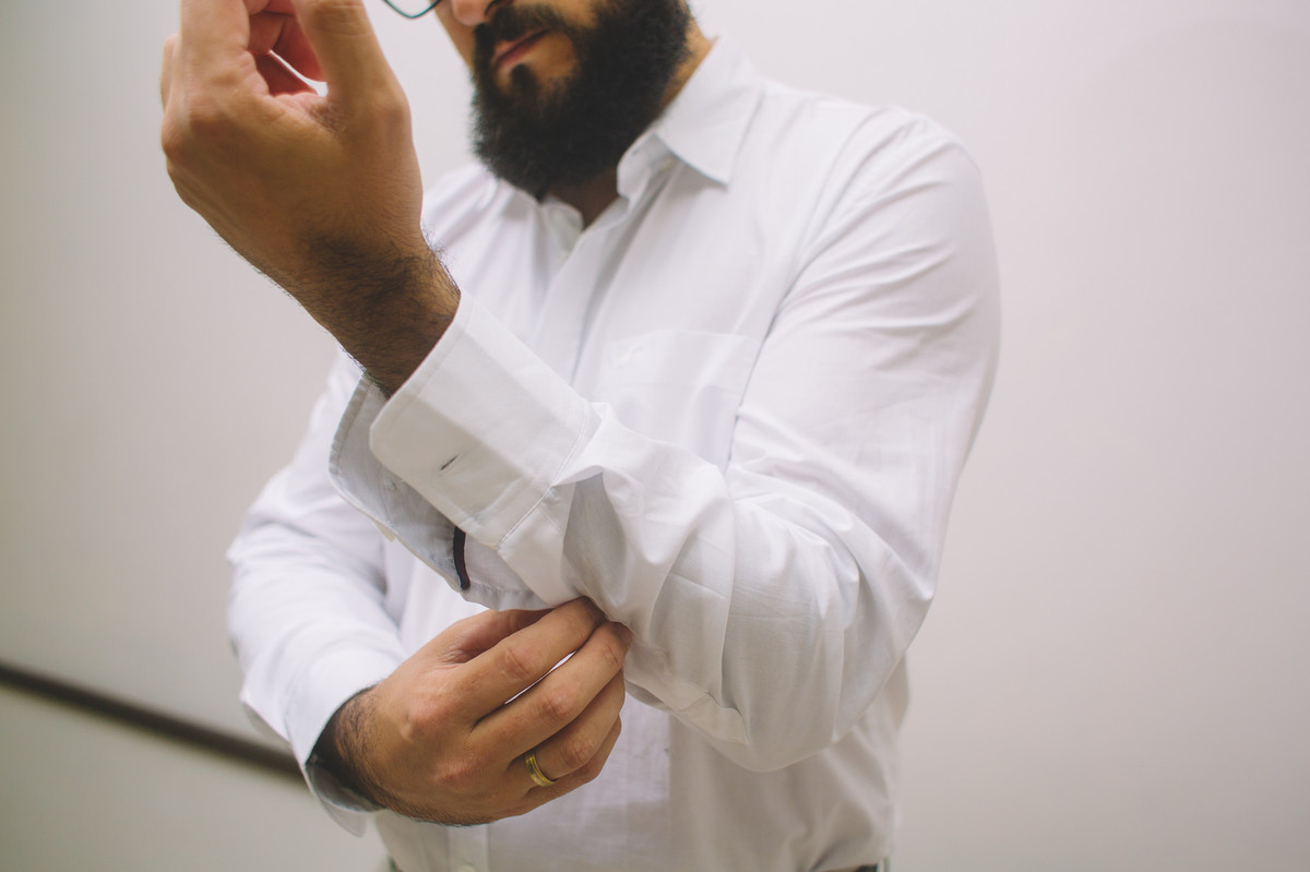 Noivo abotoando a camisa