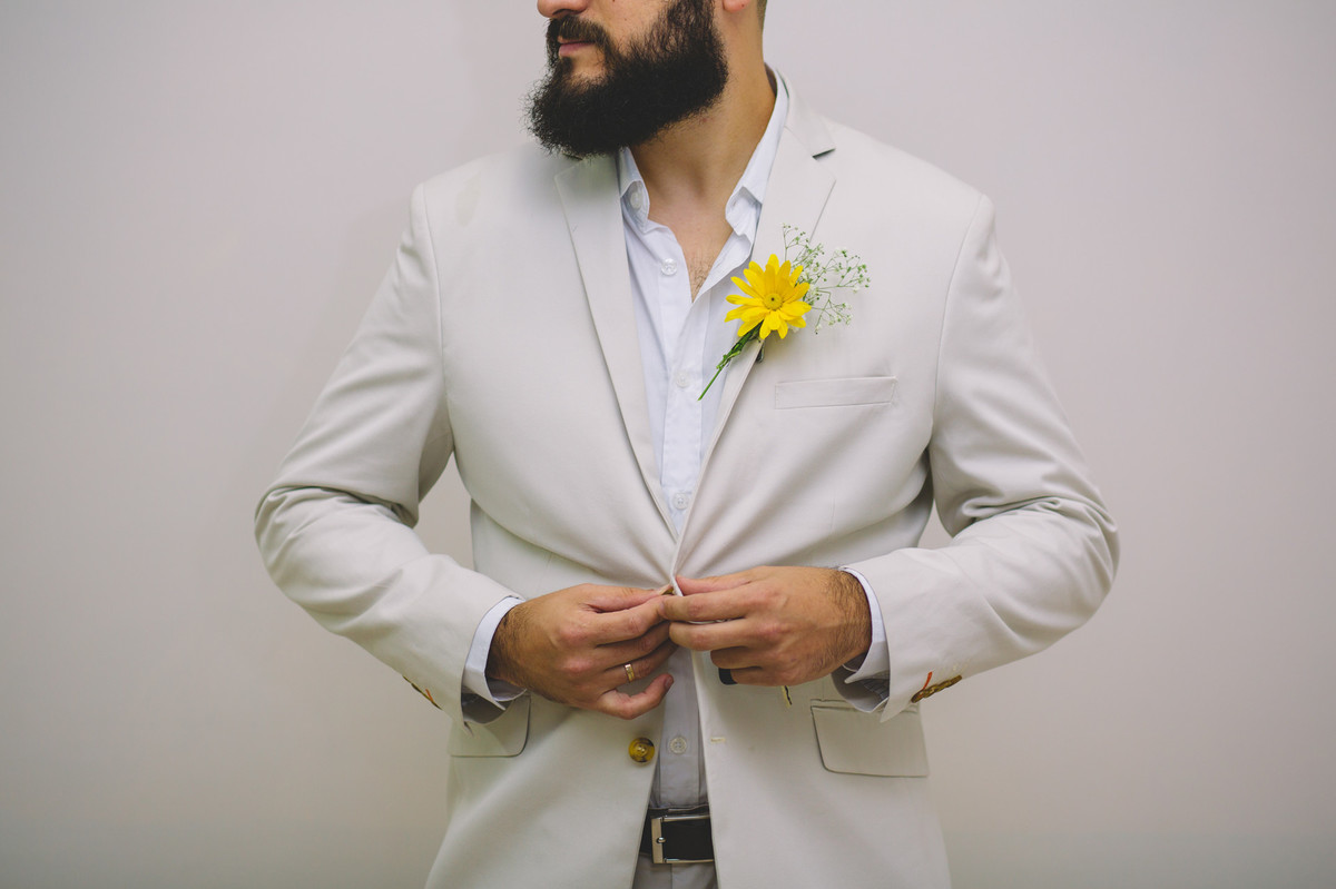 Noivo abotoando o terno