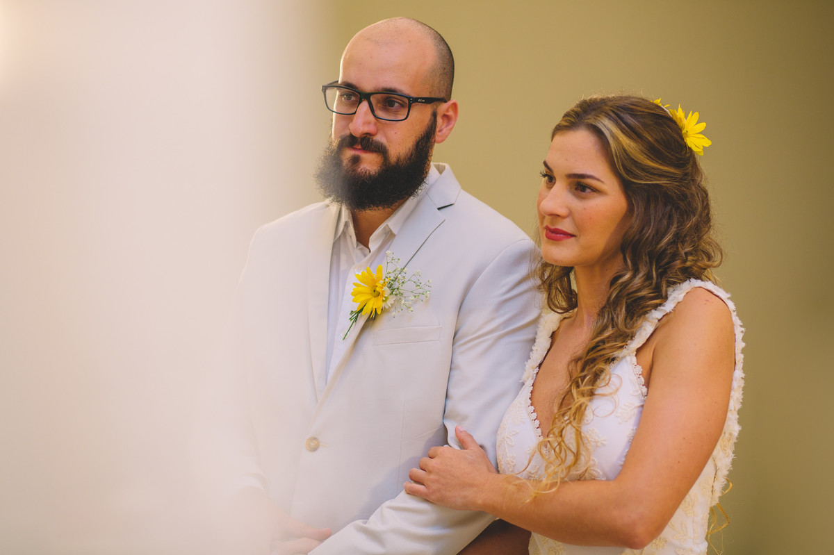 Noivos prestando a atenção