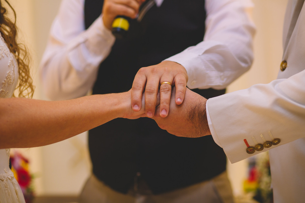 Mãos dadas e oração da benção dos noivos