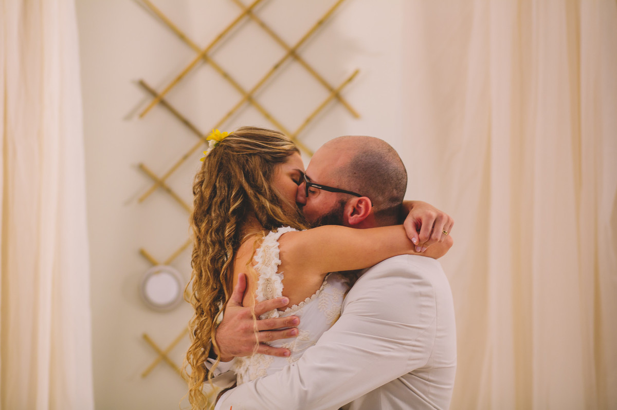 Momento do beijo dos noivos no casamento