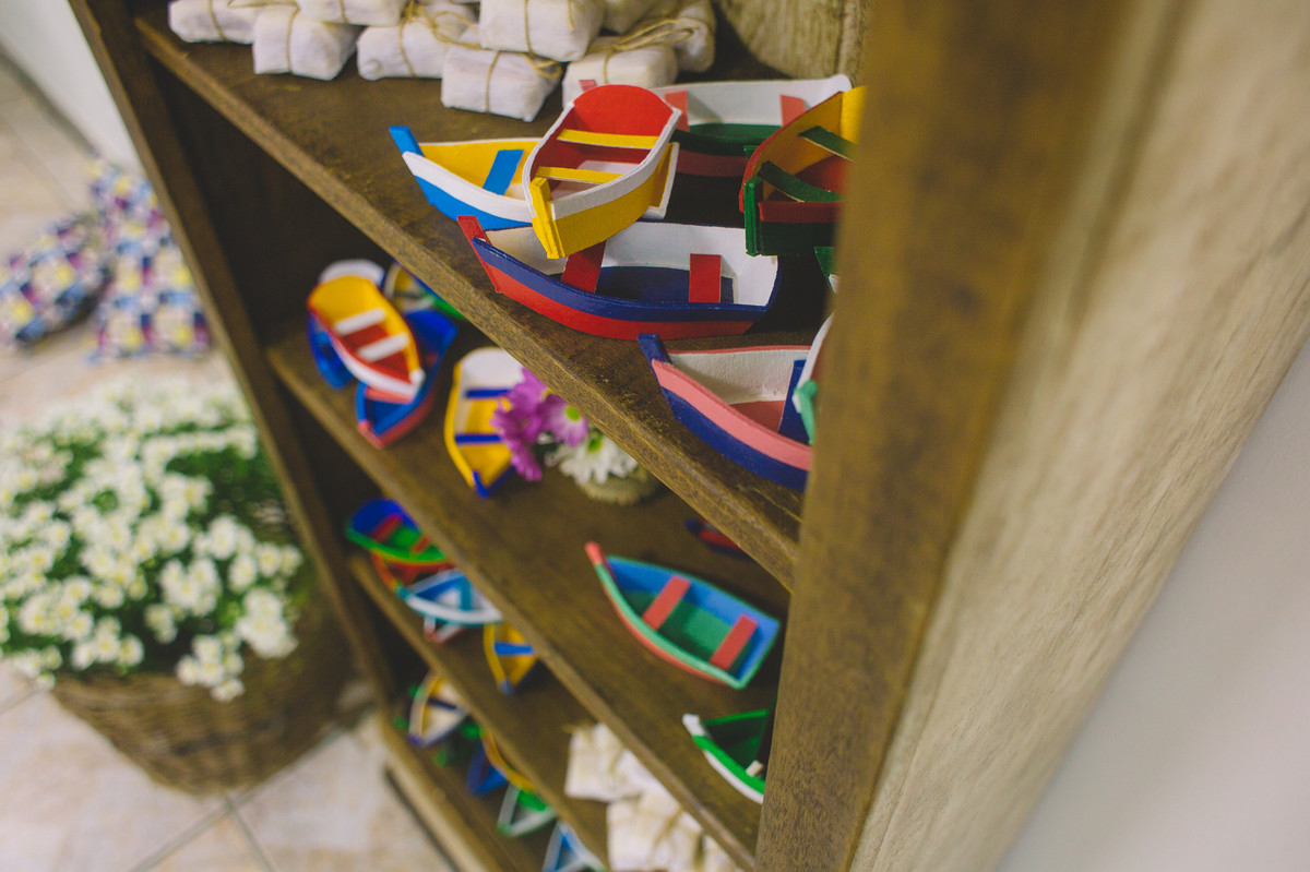 Barcos decorativos num móvel de madeira