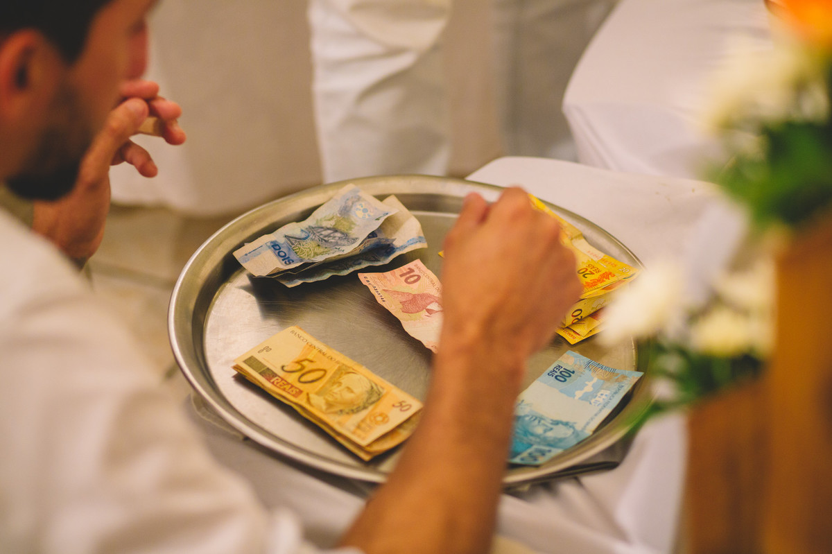 Juntando dinheiro dos convidados