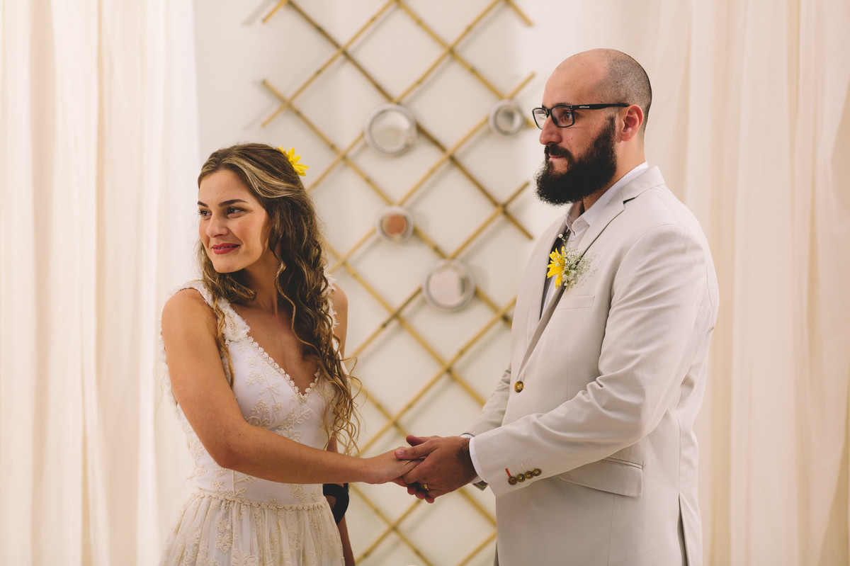 Noivos de mãos dadas