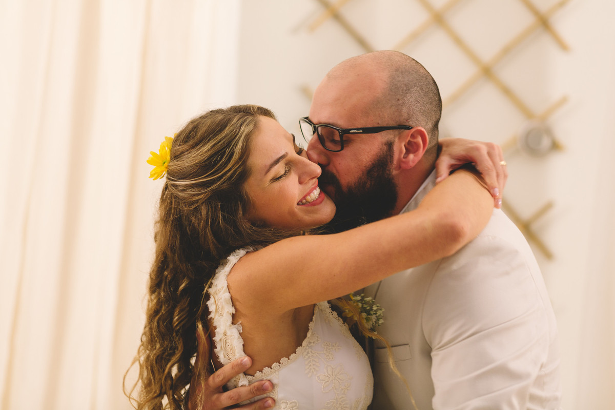 Noivo beijando no rosto da noiva